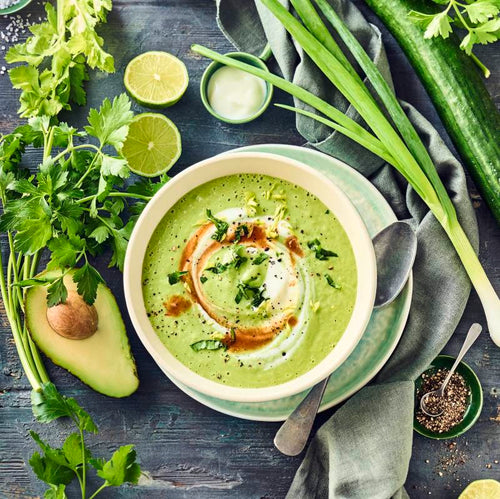 Frische Sommersuppe mit Gurke und Avocado