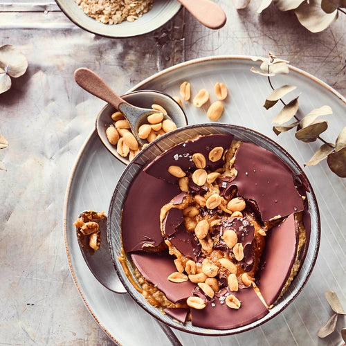 Chocolate-Shell-Porridge mit gesalzenen Erdnüssen